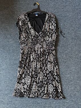 Old Navy Black and White Geometric Midi Dress